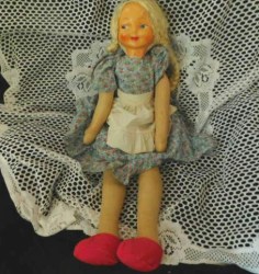 26" 1950S BLONDE PIGTAIL MASK FACE CLOTH JOINTED DOLL, PRINT DRESS